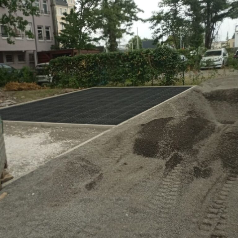 Bæredygtigt gårdrum med genanvendte materialer